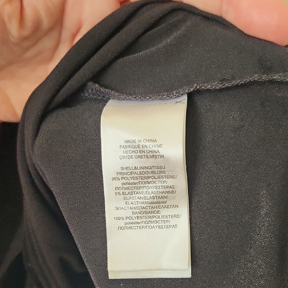 Elegant Black Sleeveless Dress - Picture 7 of 7